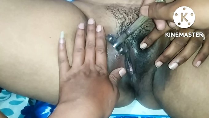 Rani'Nin Traşlı Klitorisiyle Tüylü Amcık Mastürbasyonu