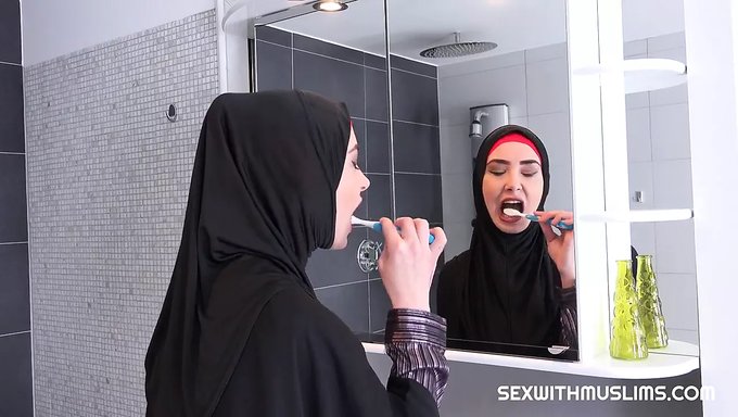 Arap Karısı Büyük Bir Yarrağı Sürüyor