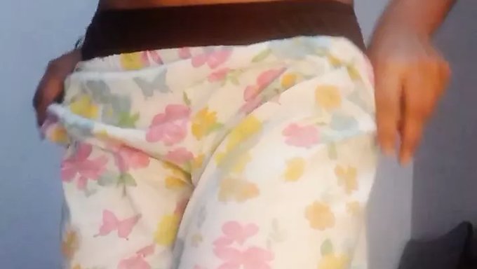 18+ Hintli Genç Kız Büyük Memelerini Ve Göğüslerini Gösteriyor