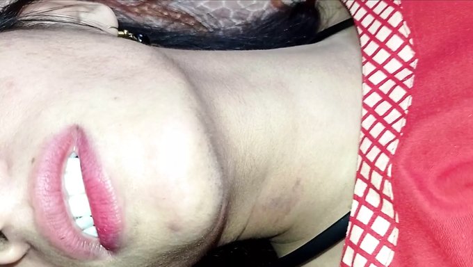 Ev Yapımı Bir Videoda Ince Bir Gençle Cowgirl Sürüşü