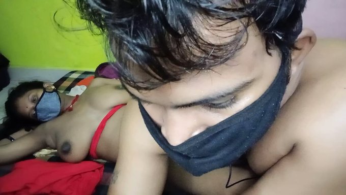 18 Yaşındaki Hintli Kız Anal Ve Oral Seksin Tadını Çıkarıyor