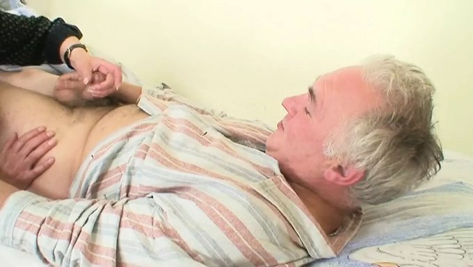 Bu Çek Porno Videosunda Olgun Adamın En Çılgın Hayalleri Gerçekleşiyor