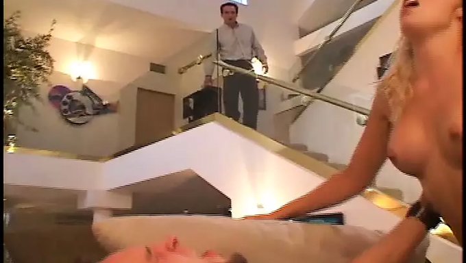 Ofis Seksinde Yakalanan Iki Çalışan Için Derin Boğaz Ve Top Emme