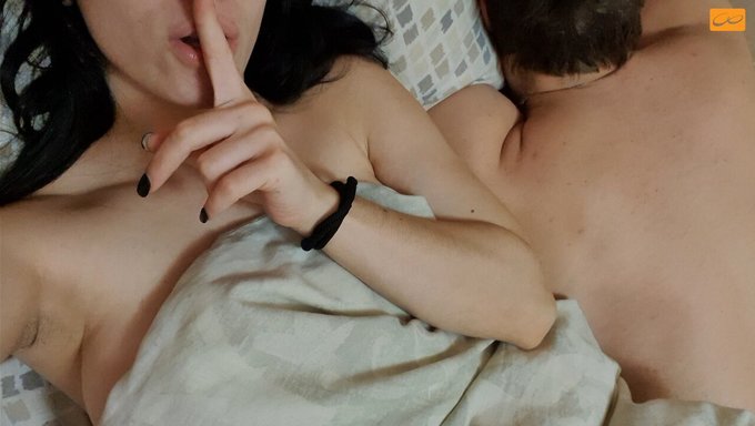 Büyük Doğal Göğüslü Genç Kız Gizlice Sikişiyor