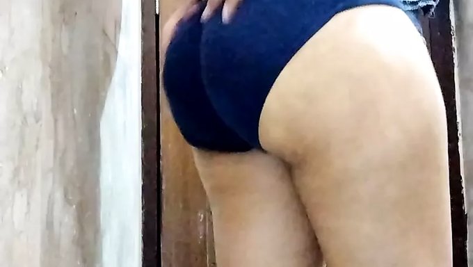 Hintli Genç Ev Yapımı Videoda Orgazma Kadar Mastürbasyon Yapıyor