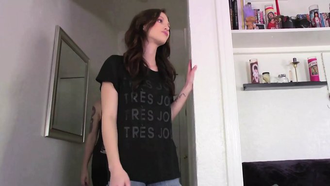 Ellena Woods Ve Nikki Hearts Ile Erotik Ve Tutkulu Üniversite Seks