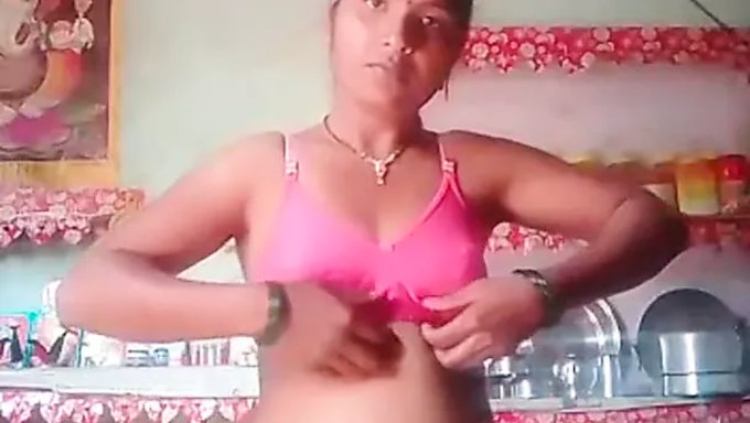 Hint Teyzesinin Büyük Göğüsleri Ve Amcığı Hd Videoda Gösteriliyor