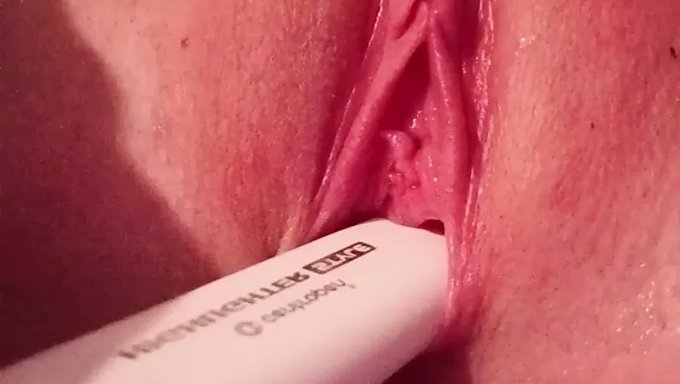 Avrupa'Lı Genç Kızın Mastürbasyon Seansı Sürpriz Bir Sıvı Boşalmasıyla Sona Eriyor