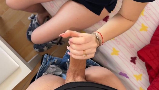 Büyük Popolu Milf, Misyoner Tarzında Sikişiyor Ve Amına Büyük Bir Yük Alıyor