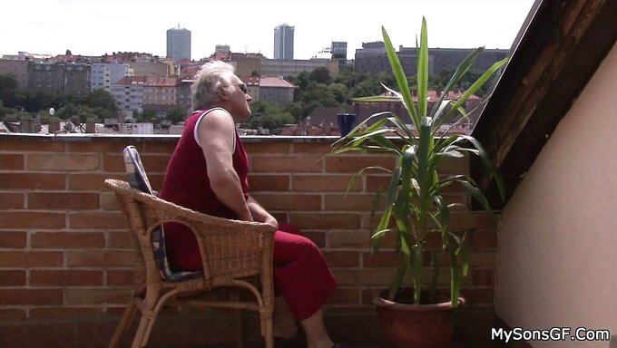 Genç Avrupalı Karı, Yaşlı Üvey Babasının Yarrağına Biniyor