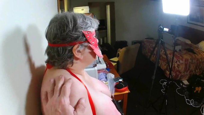 Büyük Göğüslü Büyükanne Amatör Pov Videosunda Bdsm'Sini Alıyor