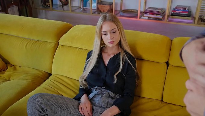 Loren Strawberry, Cowgirl Tarzında Çift Penetrasyon Alıyor