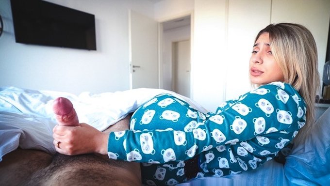 Milf Üvey Anne Ve Üvey Oğlu Açık Bir Videoda Otel Odası Yatağını Paylaşıyorlar