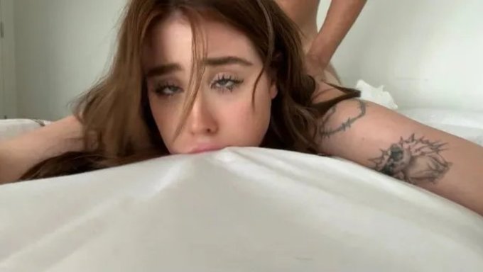 Kızıl Saçlı Fahişeyle Özel Yurt Odası Karşılaşması