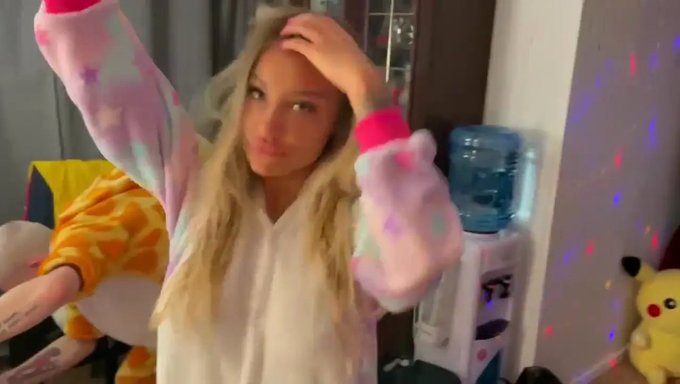 Monika Fox Ve Oliver Strelly Ile Yılbaşında Ateşli Biseksüel Grup Seks