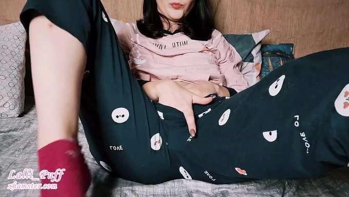 Amatör Lalli_puff'Un Yakın Çekim Oyuncak Oyunu Vibratörle Orgazma Gidiyor