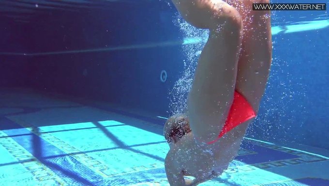 Mary Kalisy'Nin Bikini Kaplı Vücudu Bu Xxxwater Videosunda Hareket Halinde