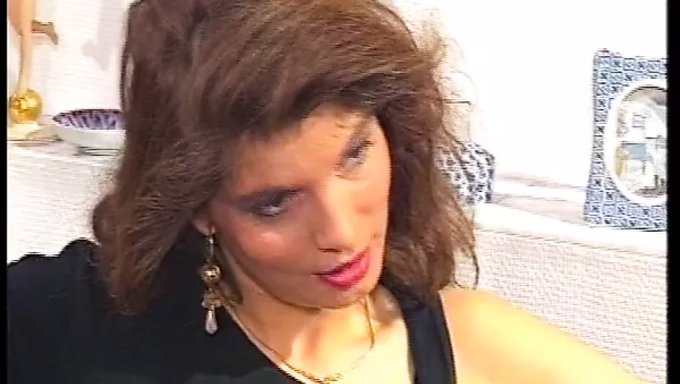 Vintage Porno Filminde Milf Yalatılıyor Ve Sikişiyor
