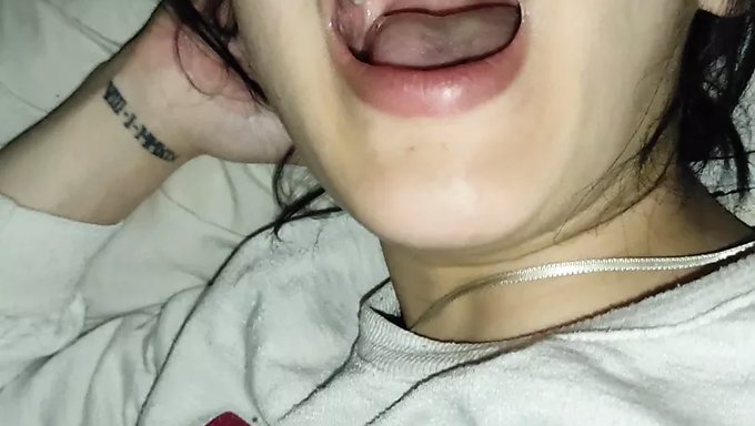 Büyük Doğal Göğüslere Sahip Minyon Genç, Içine Boşalma Alıyor