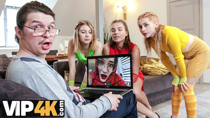 Üçlüde Lezbiyenlerle Vajina Ve Anal Seks