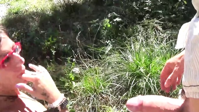 Doğa Severler Ve Fahişeler Amatör Italyan Eğlencesi Için Açık Alanda Bir Araya Geliyorlar