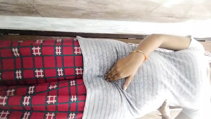 Hintli Genç Amatör Ev Yapımı Videoda Parmaklanıyor Ve Sikişiyor