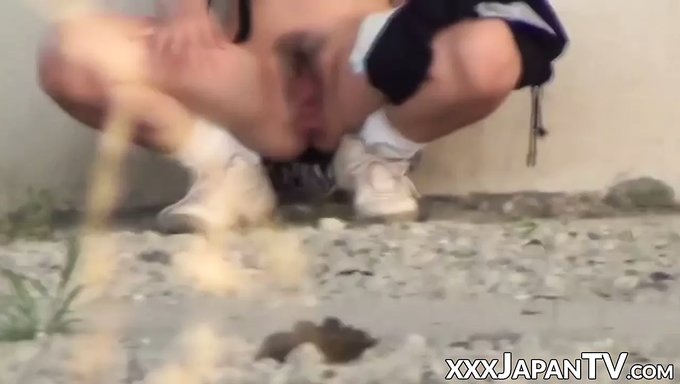 Külot Giymiş Tatlılık, Kendini Halkın Içinde Zevke Getiriyor