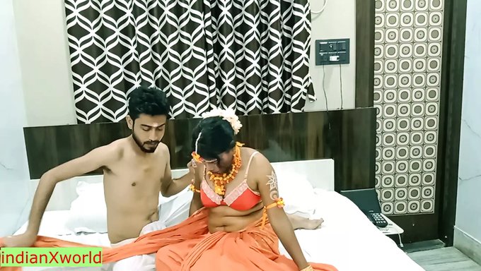 Bu Hintli Genç Kızın (18+) Sıcak Kamasutra Eyleminin Tadını Çıkarın