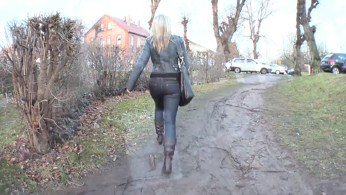 Alman Kızın Küçük Göğüsleri Bdsm'De Acı Çekiyor