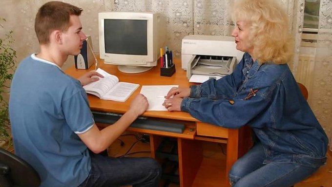 Yaşlı Ve Genç: Olgun Fin Annesi Jarmila Ve Genç Üvey Kızı Slayt Gösterisinde
