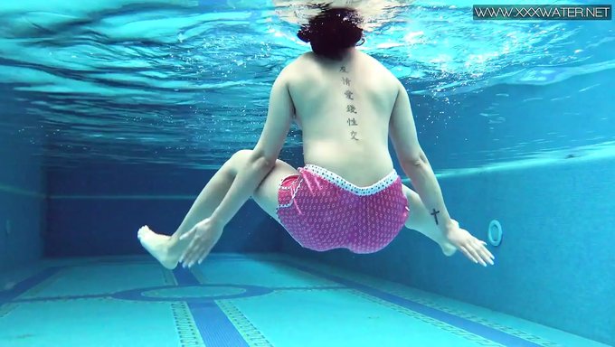 Bikini Giyen Sevimli Avrupalı Genç Bebek