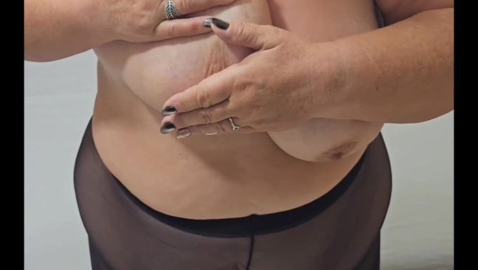 Büyük Göğüslü Ve Amcığı Olan Olgun Milf Sizi Tahrik Ediyor Ve Baştan Çıkarıyor