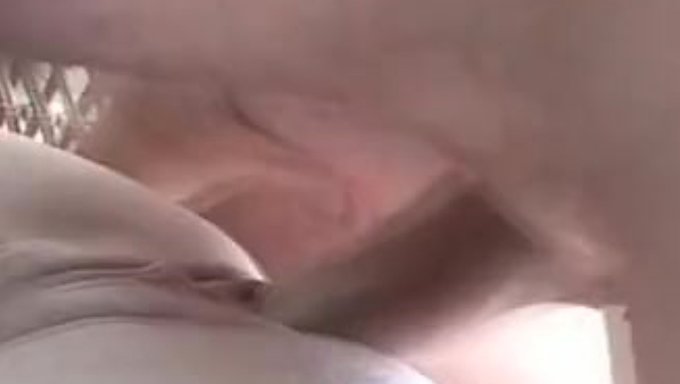 Karısının Derin Boğaz Becerileri, Swinger'In Yüzüne Boşalırken Sergileniyor.