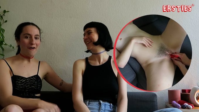 Alman Amatör Lezbiyenler Katie A Ve Delfine L. Sıcak Öpüşme Ve Parmaklama Ile.