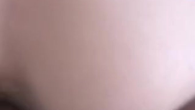 Yaramaz Seksi Melanie, Sarışın Bir Amatör, Olgun Bir Adama Yüz Yalama Blowjob Yapıyor.