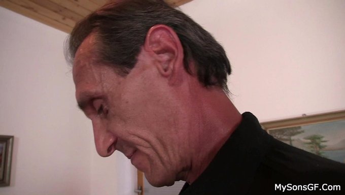 Göğüslü Sarışın Genç Kız Üvey Babasıyla Yaramazlık Yapıyor