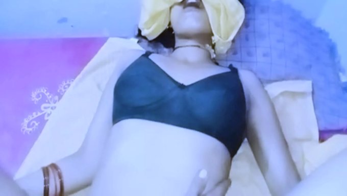Olgun Üvey Anne Ağzına Sert Bir Yarak Alıyor