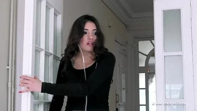 Taissia Shanti Ve Penelope, Boşalma Ile Sonuçlanan Sıcak Bir Üçlüye Giriyorlar