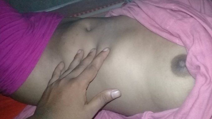 Lezbiyen Üniversite Öğrencileri Birbirlerinin Vücutlarını Keşfediyor.