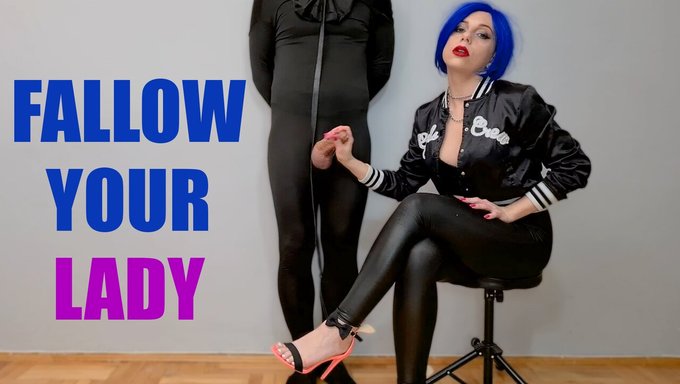Siyah Lateksli Bdsm Hanımefendi, Şeker Bebeği Için El Işi Yapıyor