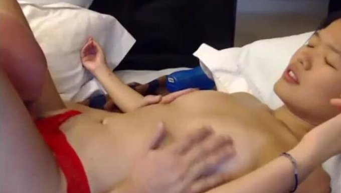 Minyon Asyalı Kız Orgazma Kadar Mastürbasyon Yapıyor