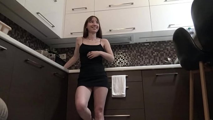 Külotsuz, Sütyensiz Üniversiteli Kız Karşı Koyamayacak Kadar Seksi.
