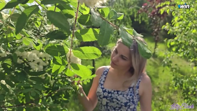 Elbiseli Hatun, Romantik Bir Yürüyüşten Sonra Ona Ağızla Ödül Veriyor.