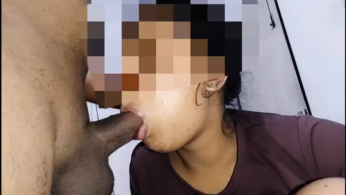 Tüylü Amcıklı Bebek Büyük Bir Yarrağı Ağzına Alıyor Ve Spermleri Yutuyor
