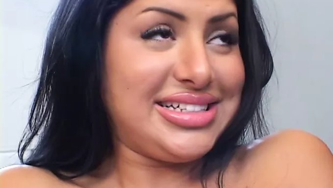 Büyük Göğüslü Sarışın, Irklararası Oral Ve Anal Seksin Tadını Çıkarıyor