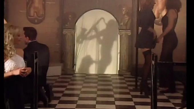 Bu Videoda Sarışın Ve Esmerin Yer Aldığı Yüz Ve Oral Seks Eylemi