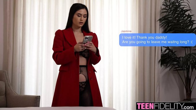 Genç (16+) Göğüslü Jasmine Wilde Harika Bir Şov Veriyor