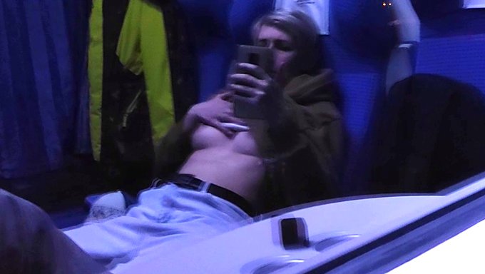Ev Yapımı Mastürbasyon: Sarışın Bebek Kamusal Trende Orgazm Oluyor