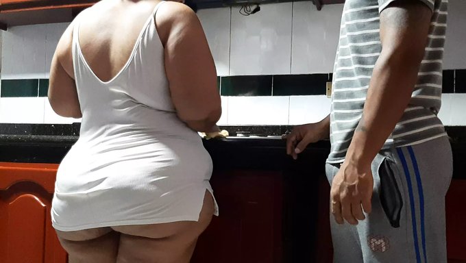 Büyük Kalçalı Latin Milf, Arkadaşının Erkek Arkadaşıyla Yaramazlık Yapıyor