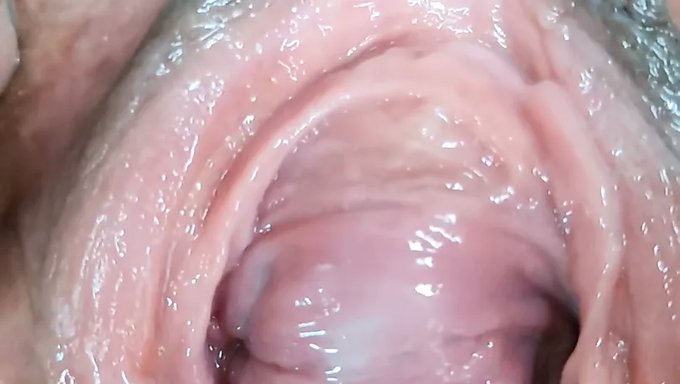 Geniş Bir Amcık Açıklığıyla Mastürbasyon Yapan Kız: Görülmeye Değer Bir Manzara
